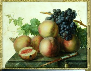 Nature morte avec pêches et raisins sur marbre